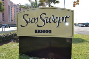 Ein Straßenschild für SunSwept mit der Adresse 25300.