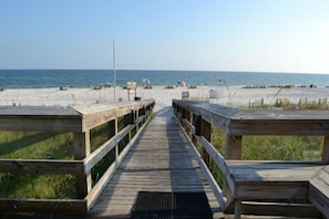 På stranden