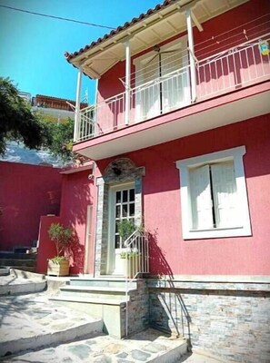 Exterior - Marvelous 3-bedroom house with AC and town views in beautiful Skopelos (Skopelos)