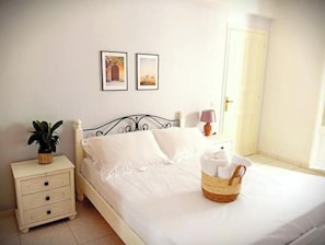 Room - Marvelous 3-bedroom house with AC and town views in beautiful Skopelos (Skopelos)