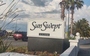 Schild mit der Aufschrift 'SunSwept' und der Nummer '25300', die einen Standort oder eine Adresse kennzeichnet.