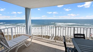 Ein Balkon mit Blick auf Strand und Meer.
