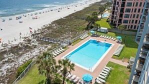 Ein Resort mit Schwimmbad, Zugang zum Strand und Meerblick.
