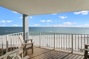 Ein überdachter Außenbereich mit Blick auf Strand und Meer.