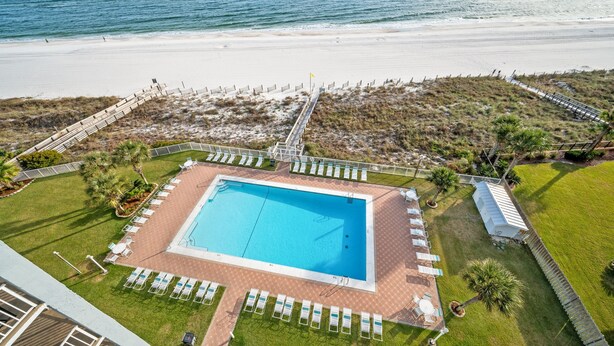 Ein Poolbereich mit Blick auf Strand und Meer.