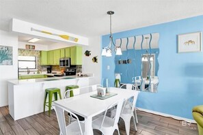 Dining - Seaside Beach & Racquet 5717 by Liquid Life (Orange Beach)