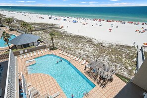 A resort with a swimming pool, beach, and beach umbrellas. - Shoalwater 604 by Liquid Life (Orange Beach)