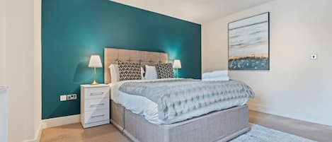 Desk, iron/ironing board, WiFi, bed sheets