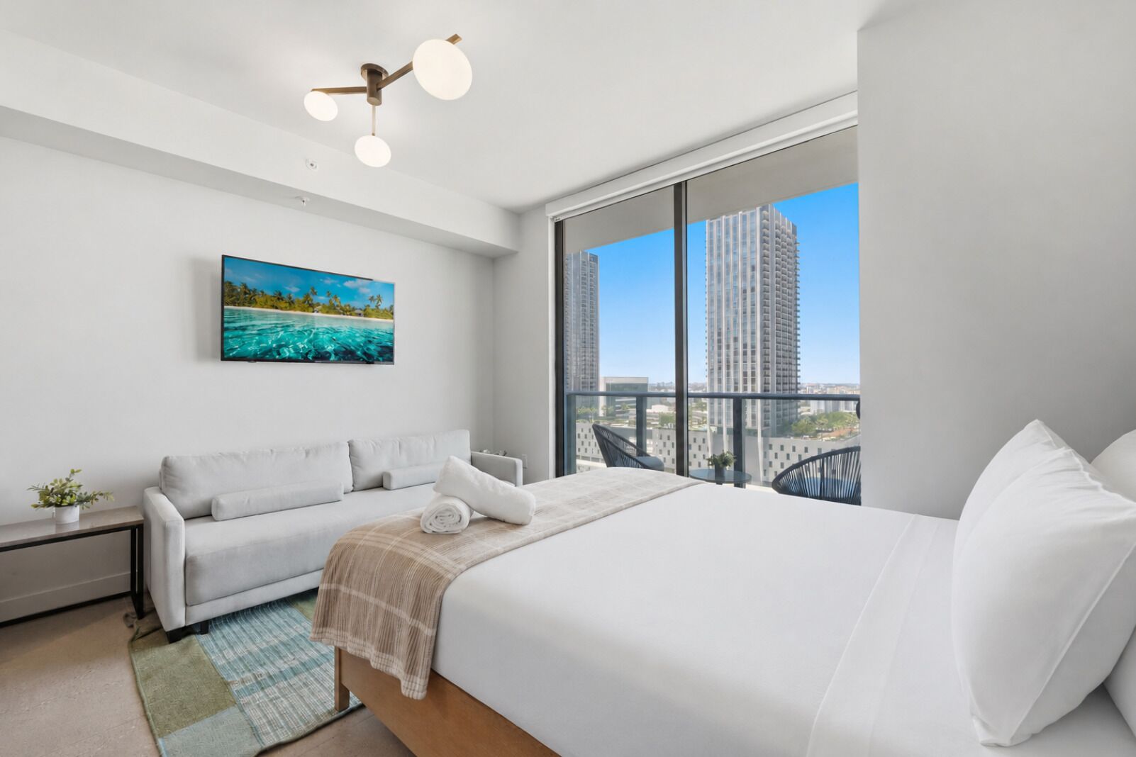 Estudio Deluxe, balcón, vista a la ciudad | Cortinas blackout, insonorización y tabla de planchar con plancha 