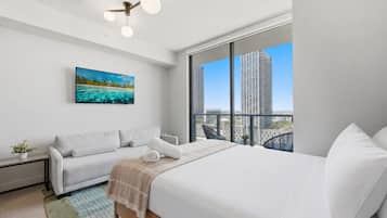 Estudio Deluxe, balcón, vista a la ciudad | Cortinas blackout, insonorización y tabla de planchar con plancha