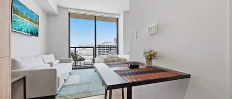 Estudio Deluxe, balcón, vista a la ciudad | Interior