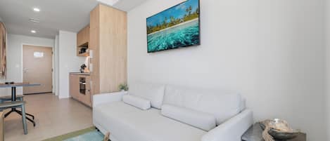 Estudio Deluxe, balcón, vista a la ciudad | Área de sala de estar