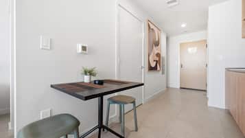 Deluxe-Studio, Balkon, Stadtblick | Speisen