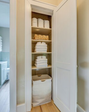 Interior - Holston Hill House A (Kingsport)