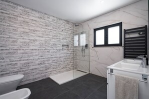 Bruser, hårtørrer, bidet, håndklæder