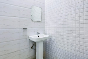 Shower, towels, soap, shampoo - Collection O by OYO Railway Station Road (Ludhiana)