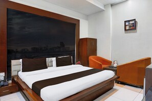 Desk, free WiFi - Collection O by OYO Railway Station Road (Ludhiana)