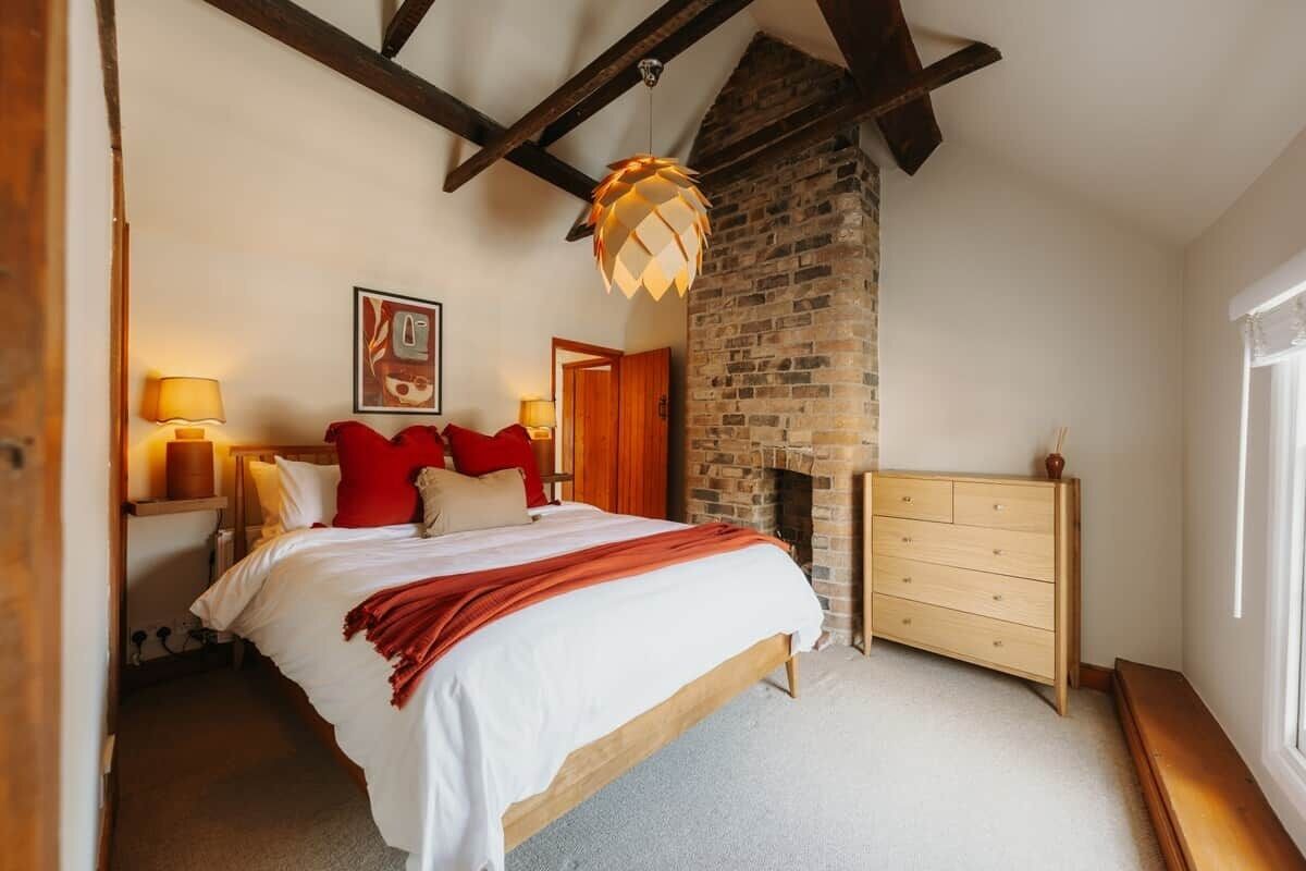 1 dormitorio, tabla de planchar con plancha, wifi y ropa de cama