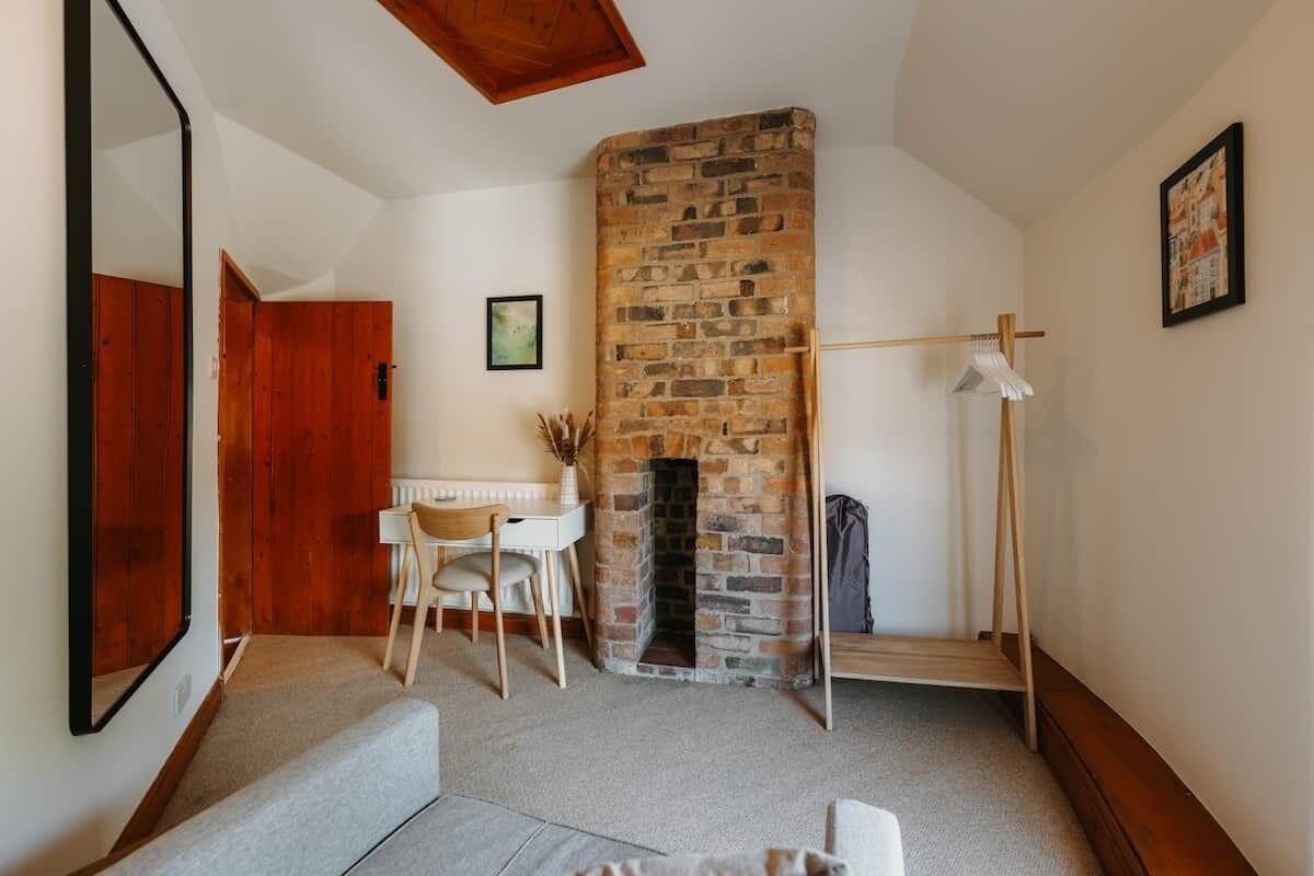 TV, fireplace