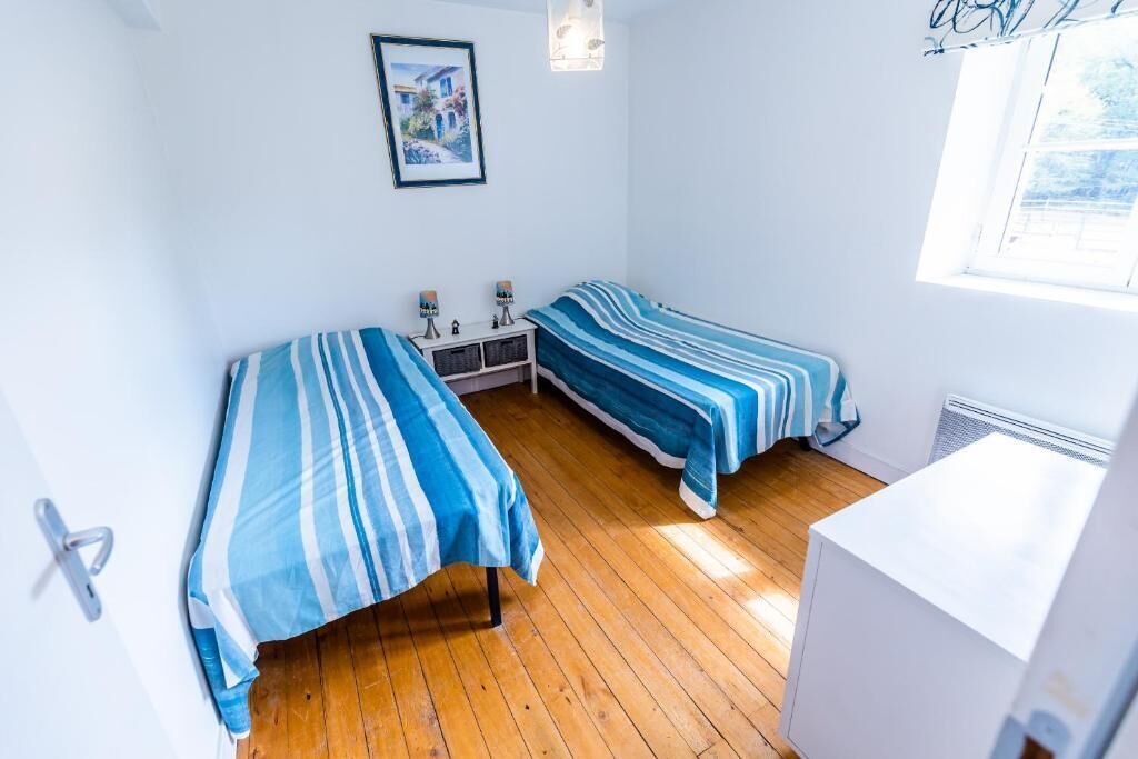 3 slaapkamers, een strijkplank/strijkijzer, internet