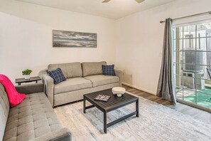 Ein Wohnzimmer mit einer Couch, einem Couchtisch und einem Gemälde an der Wand.