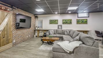Apartment (3 Bedrooms) | Front of property