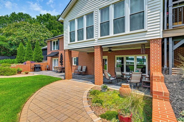 Front of property - Shared Fire Pit! Quiet Lake Norman Guest Suite (Mooresville)