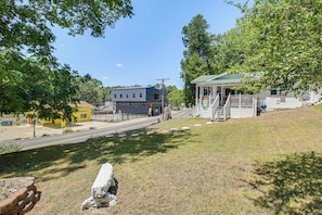 A grassy area with a small building, a road, and trees. - Walk to Bathhouse Row! Historic Gem w/ Yard (Hot Springs)