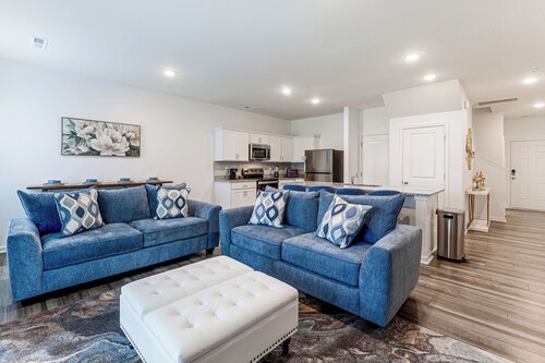 3 Mi to Wilson! Sleek Townhome w/ Screened Porch