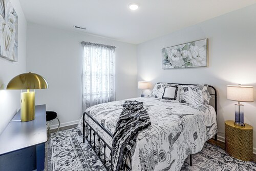 3 Mi to Wilson! Sleek Townhome w/ Screened Porch