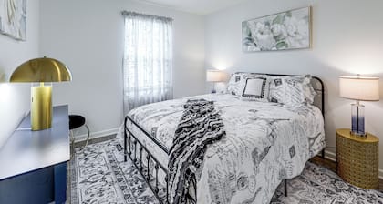 3 Mi to Wilson! Sleek Townhome w/ Screened Porch