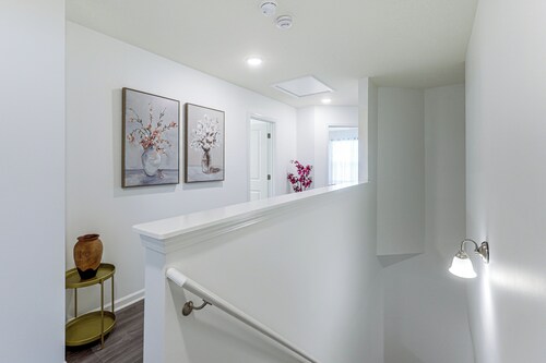 3 Mi to Wilson! Sleek Townhome w/ Screened Porch