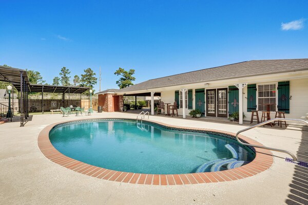 Shared Bbq Area & Pool! Cozy Home In Lake Charles - Lake Charles, LA