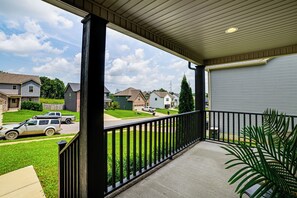 Interior - Porch & Yard! Family Home in Clarksville (Clarksville)