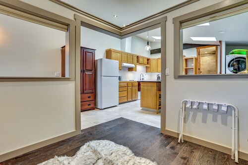 Walk Everywhere! Friday Harbor Home w/ Patio