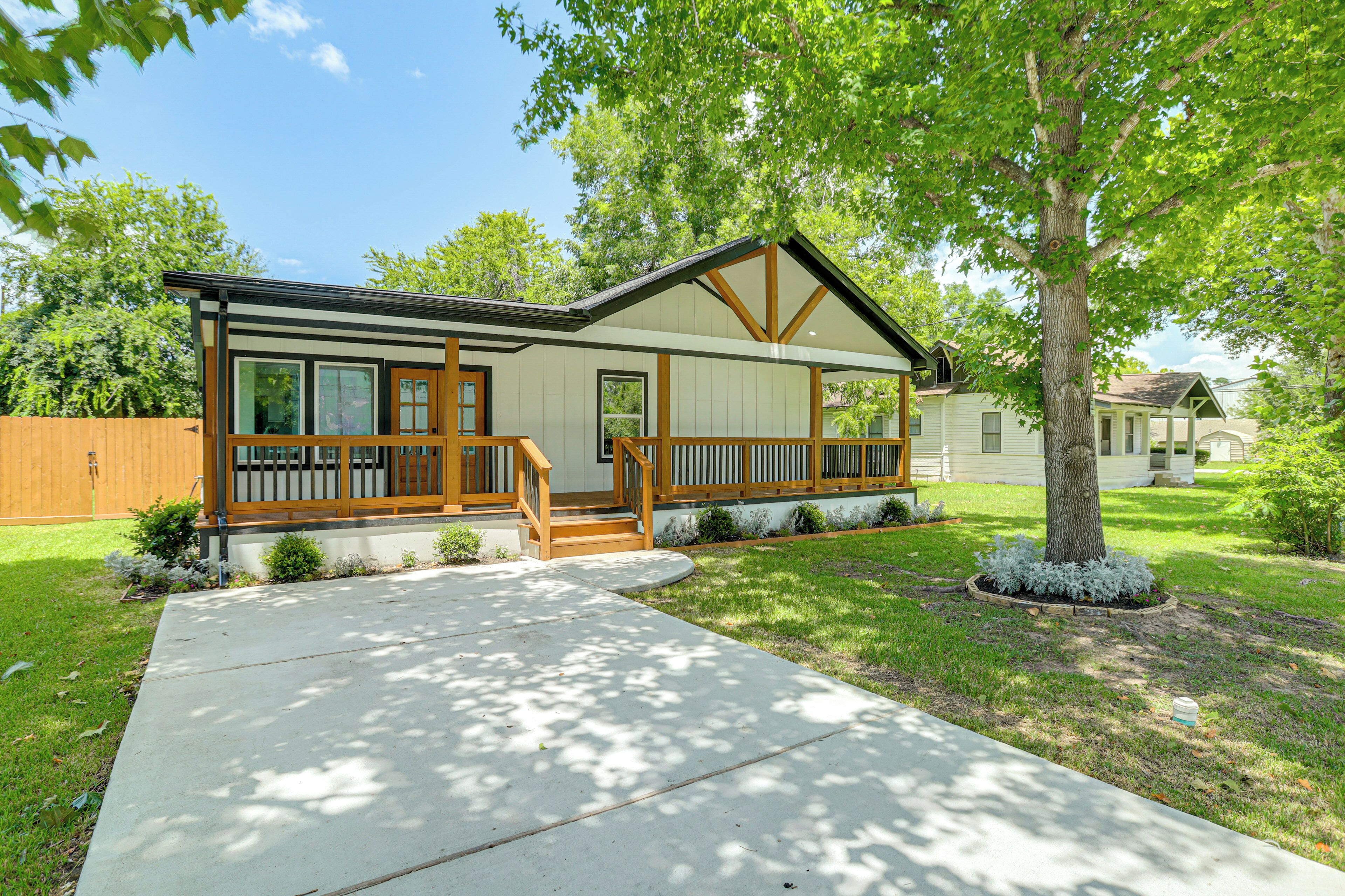 Walk to Main St Tomball! Family Retreat w/ Yard - Magnolia, TX