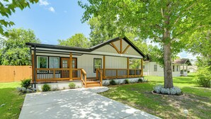 A single-story house with a front porch, a covered entryway, and a well-maintained lawn. - Walk to Main St Tomball! Family Retreat w/ Yard (Tomball)