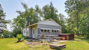 Einbungalow mit überdachter Terrasse, Whirlpool und einer Holzterrasse.