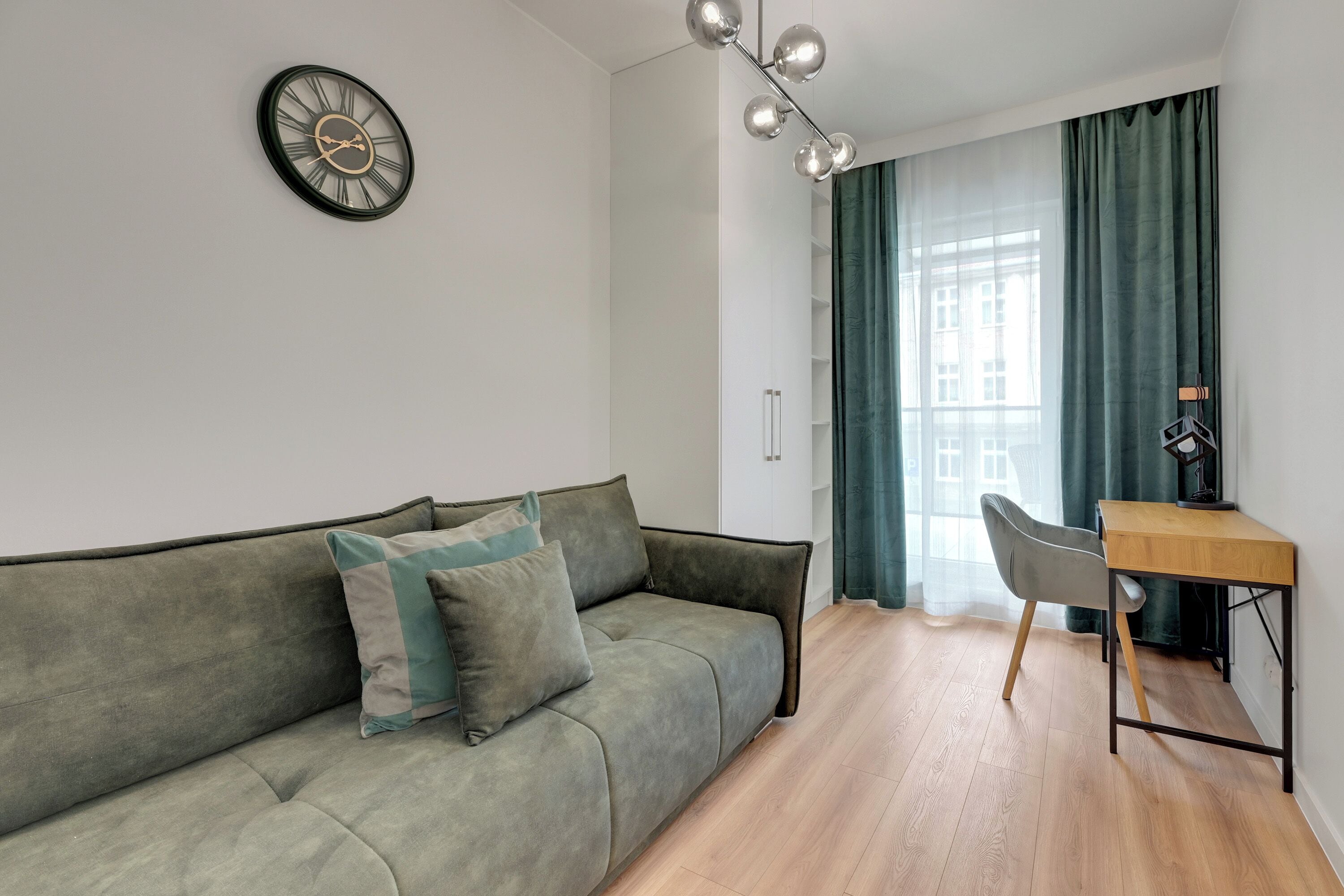 Una sala de estar moderna con un sofá, un escritorio y una silla.