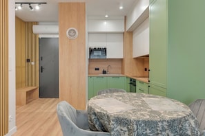 Apartment, Balcony, City View | Private kitchenette | Coffee/tea maker, fridge, stovetop, electric kettle - RentPlanet - Apartamenty Kapitanat (Gdańsk)