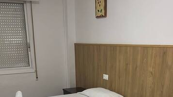 Habitación con 2 camas individuales, vistas a la colina | Wifi gratis