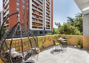 Apartamento, vistas a la ciudad | Restaurante al aire libre