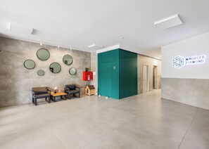 Un interior moderno con una recepción, zona de estar y un letrero en la pared para 'Mindeli's Diamond'.