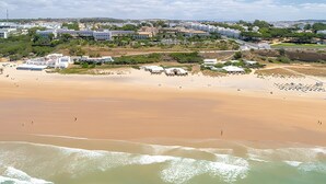 A coastal area with a sandy beach, a few buildings, and a clear sky. - El Rincón de Conil Apartment with Sea Views and Shared Terrace (Conil de la Frontera)