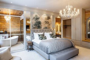 Luxury Suite | In-room safe, desk, blackout curtains, free WiFi