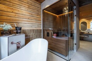 Luxury Suite | Bathroom | Free toiletries, hair dryer, slippers, towels