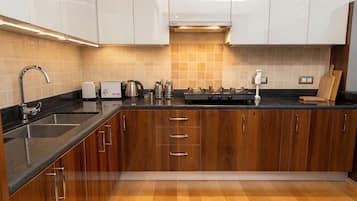 Une cuisine moderne équipée d’un évier, d’une cuisinière et d’armoires en bois.