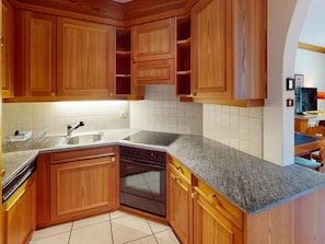 Kühlschrank, Ofen, Geschirrspüler, Kochgeschirr/Geschirr/Besteck