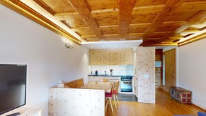 Une cuisine moderne avec des meubles en bois et un coin repas comprenant une table et des chaises.