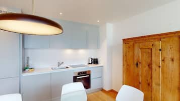 Fridge, oven, dishwasher, cookware/dishes/utensils